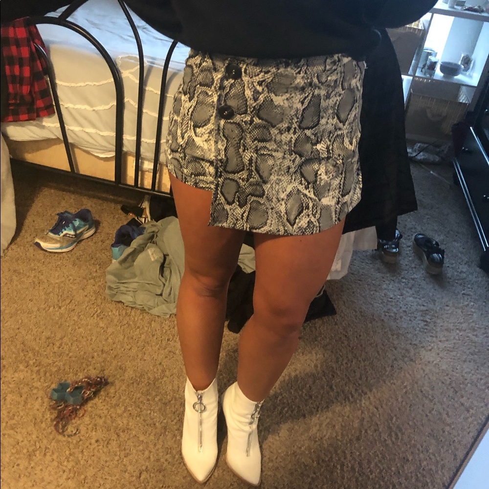 Snakeskin skort